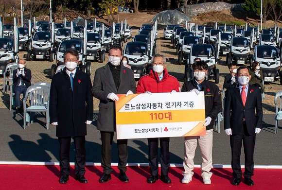 르노삼성이 지난 3일 부산시민공원 야외주차장에서 전기차 110대를 포함해 총 113대를 부산 사회복지기관에 전달하는 국내 최대 규모의 친환경차 기증식을 진행했다. ⓒ 르노삼성자동차