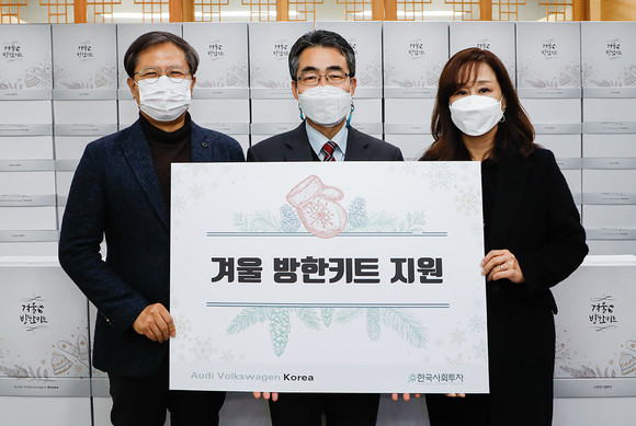 왼쪽부터 이종익 한국사회투자 대표, 이경수 송파노인종합복지관 관장, 이수진 아우디폭스바겐코리아 그룹커뮤니케이션 및 사회공헌 부문 상무. ⓒ 아우디폭스바겐코리아
