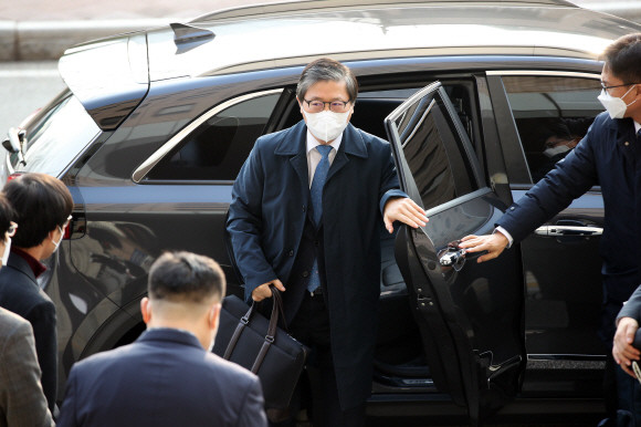 변창흠 국토교통부 장관 내정자가 7일 오전 과천 서울지방국토관리청으로 출근하고 있는 모습. ⓒ 연합뉴스