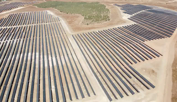 한화에너지가 아마렌코 솔라에 매각한 스페인 남부 세비야 지역의 50MW 태양광 발전소 전경. ⓒ 한화에너지