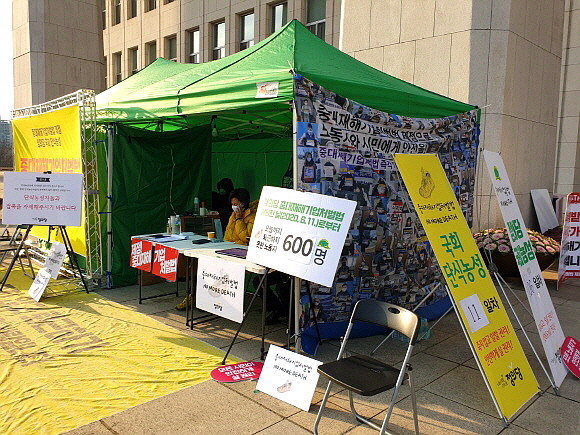 강은미 정의당 원내대표, 고 김용균씨 어머니인 김미숙 김용균재단 이사장, 고 이한빛 PD의 아버지 이용관씨 등은 21일 국회 본청 앞에서 중대재해기업처벌법 제정을 촉구하는 단식 농성을 11일째 이어가고 있다. = 김화평 기자
