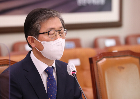 변창흠 국토교통부 장관 후보자가 23일 국회 국토교통위원회에서 열린 인사청문회에서 잠시 눈을 감고 생각에 잠겨 있다. ⓒ 연합뉴스