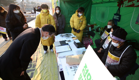 변창흠 국토교통부 장관 후보자는 22일 오후 서울 여의도 국회 본청 앞에서 정의당과 산업재해 피해 유가족들이 '중대재해기업처벌법 제정'을 촉구하며 단식 농성 중인 현장을 찾았다. 고 김용균씨 어머니인 김미숙 김용균재단 이사장과 고 이한빛 PD 부친 이용관씨에게 '구의역 김군' 사고 관련 자신의 발언에 대해 사과하는 모습. ⓒ 연합뉴스
