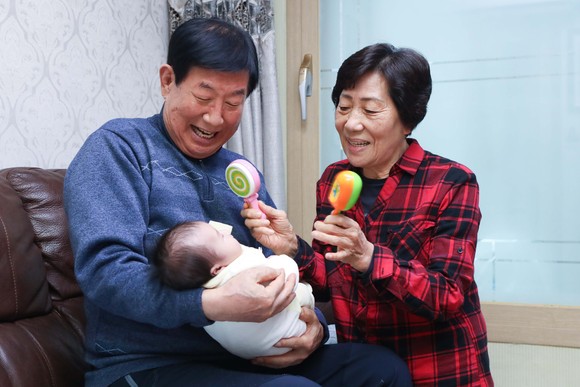 LG복지재단이 국내 최장기 위탁모 봉사자 전옥례 씨에게 'LG의인상'을 수여했다. ⓒ LG