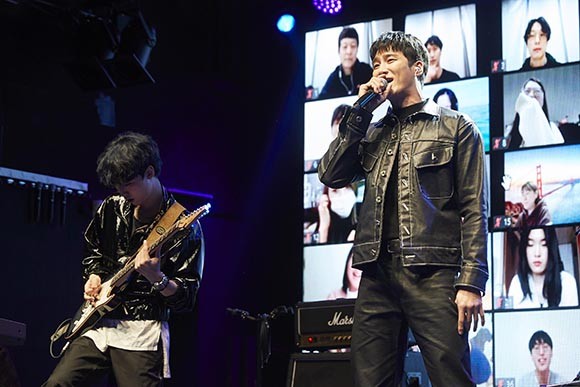 '띵곡가들' 가호&케이브 팀의 객원보컬 안보현이 노래를 부르고 있다. ⓒ 넥슨
