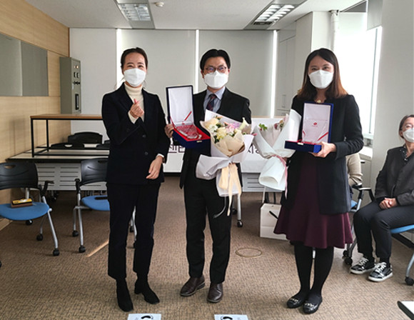 2020년 KS-CQI 지표에서 우수센터로 선정된 롯데홈쇼핑으로부터 휴넥트가 감새패를 수여했다. ⓒ휴넥트