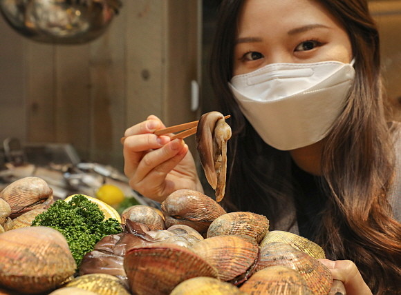 8일 오전, 현대백화점 무역센터점 지하1층 식품관에서 모델이 '새조개 살'을 소개하고 있는 모습. © 현대백화점