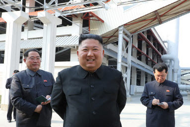 김정은이 이번에 노동당 총비서로 새 직함을 달면서 시스템 변화가 한반도 상황에 어떤 영향을 미칠지 주목된다. 사진은 순천비료공장 준공식에 모습을 드러낸 김정은. ⓒ 연합뉴스