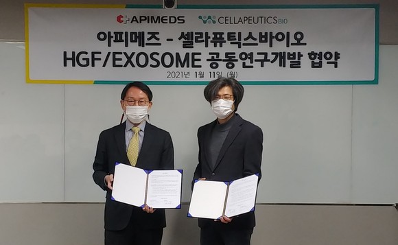 구자갑 아피메즈 대표이사(왼쪽)와 김경규 셀라퓨틱스바이오 대표이사(오른쪽)가 11일 공동연구개발 업무협약 체결 후 기념촬영을 하고 있다. ⓒ 인스코비