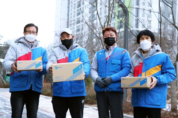 CJ대한통운이 아파트단지내 거점으로 운송된 택배상품을 청각장애인 배송원이 각 가정까지 배송하는 '블루택배' 서비스를 본격 개시한다. ⓒ CJ대한통운