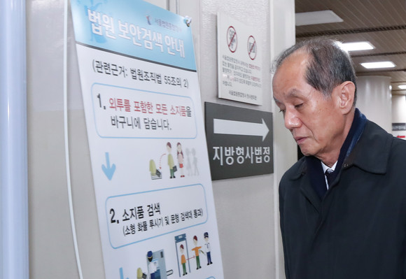 가습기 살균제로 업무상 과실 혐의를 받았지만 무죄를 선고받은 홍지호 전 SK케미칼 대표. ⓒ 연합뉴스