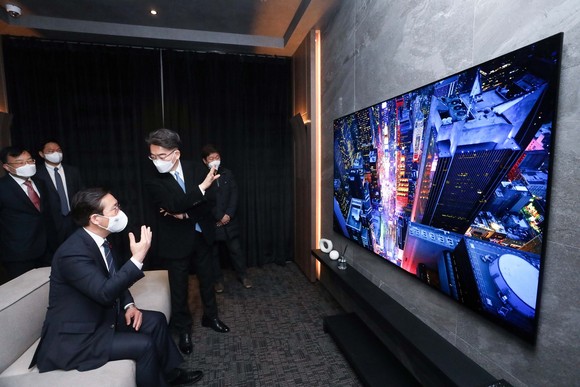 성윤모 산업통상자원부 장관이 'CES 2021 LG디스플레이 오프라인 전시관'에 방문했다. ⓒ LG디스플레이