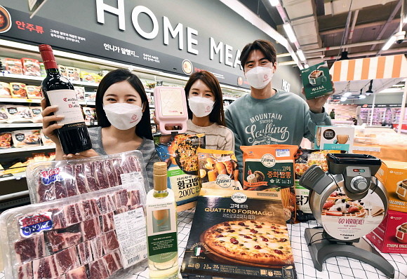 홈플러스가 '집밥'부터 '홈베이킹' '홈트레이닝' 등 이른바 '집콕 생활'을 더욱 현명하게 할 수 있도록 전 카테고리의 상품을 저렴하게 판매하는 '홈스테이 솔루션' 기획전을 진행한다. © 홈플러스