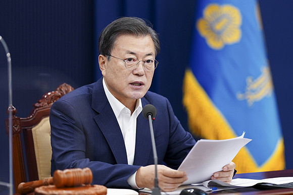 문재인 대통령은 'NH아문디 필승코리아 국내 주식형 펀드'의 수익금 전액에 신규 투자액을 더해 총 5000만원을 '한국판 뉴딜' 펀드에 재투자한다고 13일 밝혔다. ⓒ 청와대