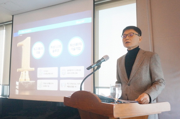 전성호 솔루엠 대표이사가 13일 서울 여의도에서 상장 관련 사업계획에 대해 설명하고 있다. ⓒ 솔루엠