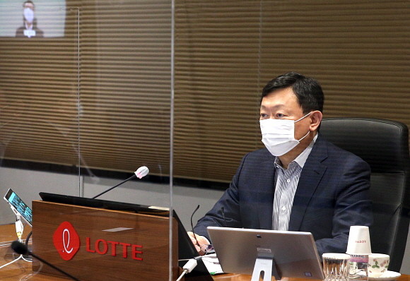 13일, 신동빈 롯데 회장이 화상회의 방식으로 진행된 '2021 상반기 롯데 VCM(Value Creation Meeting)'에 참여하고 있다. © 롯데지주