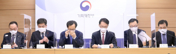 18일 오후 정부세종청사에서 열린 부동산 정책 추진상황 및 향후 계획 등을 설명하는 합동브리핑에 참석한 각 기관 참석자들. 왼쪽부터 △김동성 금융감독원 부원장보 △김태호 국세청 자산과세국장 △김흥진 국토교통부 주택토지실장 △임재현 기획재정부 세제실장 △김성보 서울시 주택건축본부장 △최승렬 경찰청 수사국장. ⓒ 연합뉴스