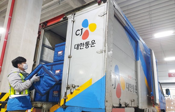 CJ대한통운이 운영하는 의약품 전담운송차량. 온도유지를 도와주는 단열재가 들어 있어 일반 운송차량보다 적재함 벽면이 두껍다. ⓒ CJ대한통운
