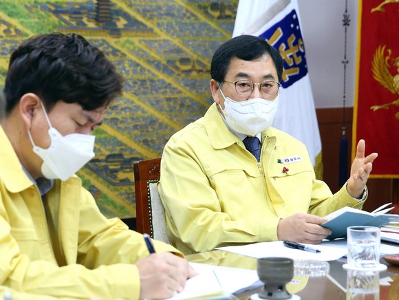 주낙영 경주시장이 26일 시청회의실에서 국·소·본부장회의를 주재하고 있다. 경주시