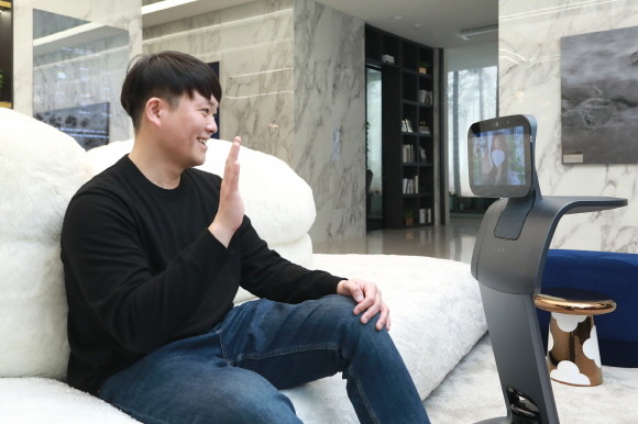 RAI 라이프관 퍼스널 로봇을 통해 영상 통화는 물론, 커뮤니티 식음서비스 예약 등이 가능하다. © 삼성물산