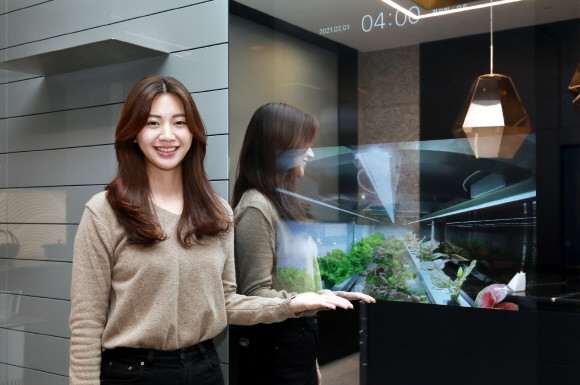 RAI 라이프관 주방에서 공용부에 설치된 스마트팜 모습을 확인하고 있다. © 삼성물산