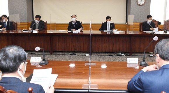 홍남기 부총리 겸 기획재정부 장관이 2월 18일 서울 명동 은행연합회에서 열린 거시경제금융회의를 주재해 모두발언을 하고 있다. ⓒ 한국은행