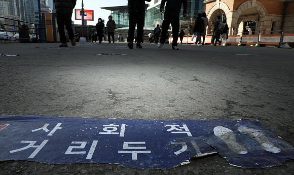 정부가 '사회적 거리두기' 단계를 단순화하고, 다중이용시설 등 생업시설에 대한 집합금지도 최소화하는 거리두기 개편 초안을 18일 공개했다. © 연합뉴스