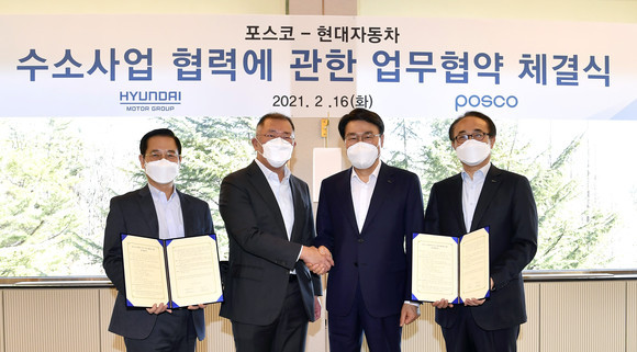 정의선 현대차그룹 회장(사진 왼쪽 두 번째), 최정우 포스코그룹 회장(오른쪽 두 번째), 김세훈 현대차 부사장(왼쪽 첫 번째), 유병옥 포스코 산업가스수소사업부장(오른쪽 첫 번째)이 기념촬영을 하고 있는 모습. ⓒ 현대자동차그룹