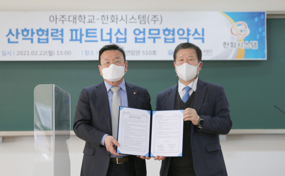 이수재 한화시스템 연구개발본부장(왼쪽)과 오영태 아주대학교 산학부총장이 지난 22일 수원 아주대 연암관에서 자율주행 모빌리티 분야 기술 공동연구를 위한 MOU 체결 후 기념 사진을 촬영하는 모습. ⓒ 한화시스템