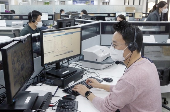 신한은행이 은행에 방문하지 않는 고객들을 위한 비대면 영업점 서비스를 확대한다. ⓒ 신한은행