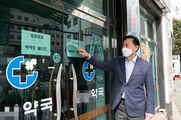김영춘 더불어민주당 부산시장 예비후보는 23일 침례병원 인근 문 닫은 약국에 방문하면서 침례병원의 공공병원화를 약속했다. ⓒ 김영춘 더불어민주당 부산시장 예비후보