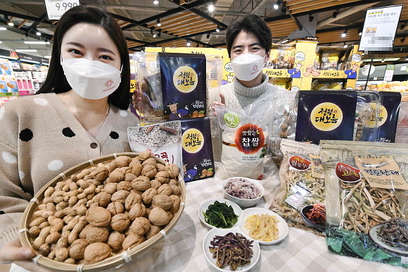 홈플러스가 다가오는 정월대보름을 맞아 오는 28일까지 각종 부럼류와 오곡밥 재료, 건나물 등을 할인가에 선보인다. © 홈플러스