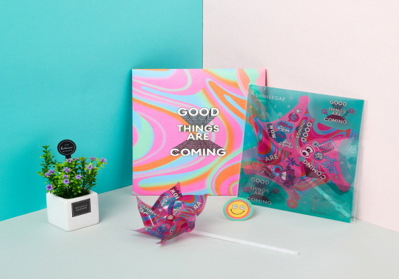 신세계는 오는 26일부터 'GOOD THINGS ARE COMING'이라는 주제로 전점에서 '생동감·에너지'를 전하는 바람개비를 나눠준다. © 신세계백화점
