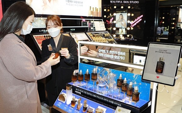 롯데백화점이 오는 4일부터 14일까지 에스티 로더, 바비브라운, 맥 등 12개 해외 유명 화장품 브랜드가 참여하는 '뷰티플러스 코스메틱 페어'를 연다. © 롯데백화점