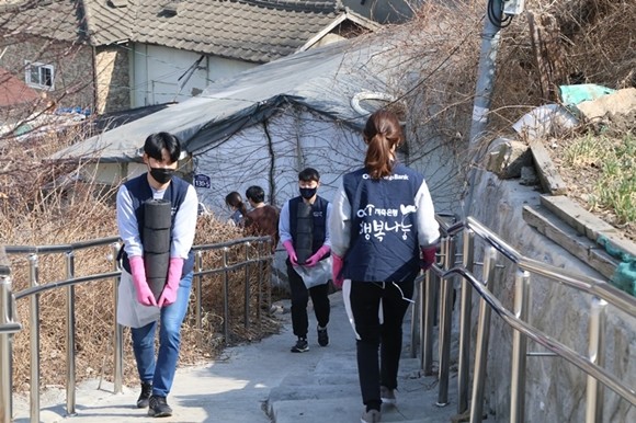 OK금융그룹(회장 최윤)이 지난 10일 서울 홍제동 개미마을에서 자사 신입사원들이 '연탄 나눔' 봉사를 전개했다. ⓒ OK금융