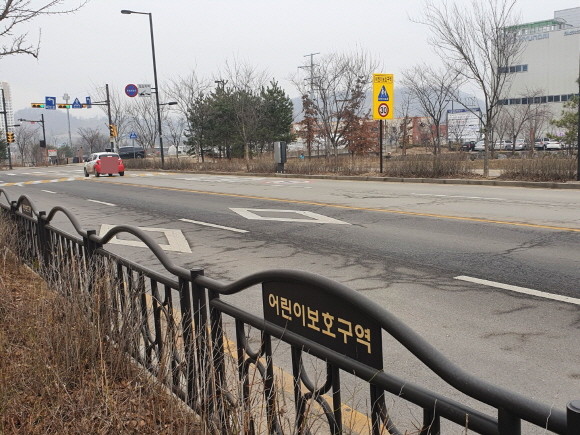 지난 2019년 연말 국회를 통과한 일명 '민식이법' 때문인지 수도권 대다수 어린이보호구역에 과속단속카메라가 설치되고 있다. = 전훈식 기자