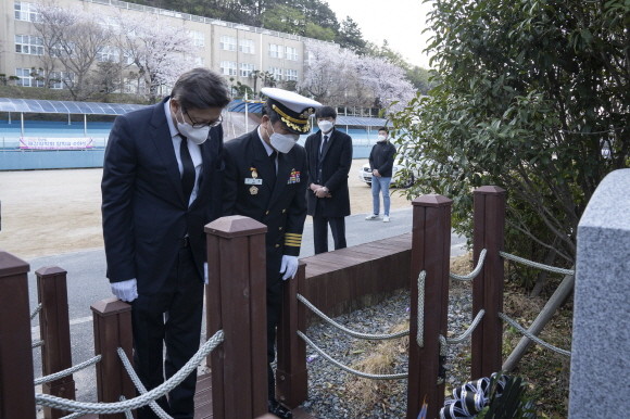 박형준 국민의힘 부산시장 후보와 해군 고위 장교가 고 이상준 중사를 추모하고 있다. ⓒ 박형준 후보 선거사무소