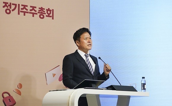 박정호 CEO가 SK텔레콤 본사 사옥 4층 수펙스홀에서 주주들에게 경영 성과 및 비전을 발표하는 모습. ⓒ SK텔레콤