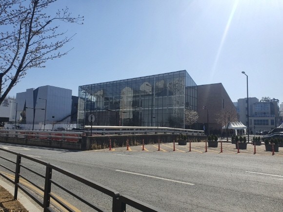 '자연친화적 주거 지구'를 내세운 힐스테이트 라피아노 삼송이 본격적인 청약 체제에 돌입했다. 사진은 고양시 덕양구에 위치한 힐스테이트 라피아노 삼송 견본주택. = 전훈식 기자