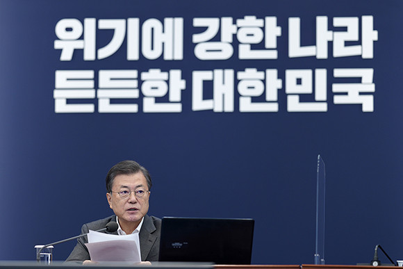 문 대통령은 5일 주재한 수석보좌관회의에서 방역과 백신, 경제를 강조했다. ⓒ 청와대