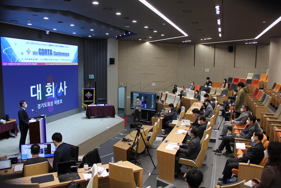지난 4일 온라인으로 개최된 경기도 방사선사회 학술대회에 900여명의 회원이 참석, 성황을 이뤘다. =김상준기자