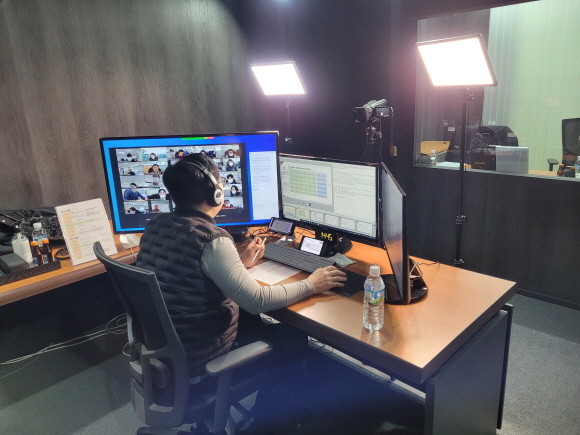 지난해 신설된 스튜디오에서 강의 중인 인천산곡2-2구역재개발아파트 관리팀 홍태호 과장. © 쌍용건설