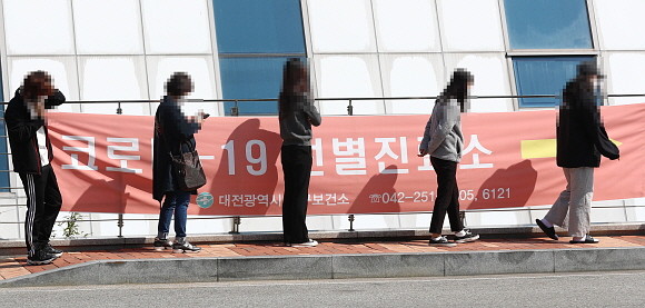 정부가 코로나19 '4차 유행' 가능성이 커지고 있다며 불필요한 모임은 취소하는 등 방역 긴장감을 유지해달라고 당부했다. 정부는 오는 9일 거리두기 조정안을 발표한다. © 연합뉴스