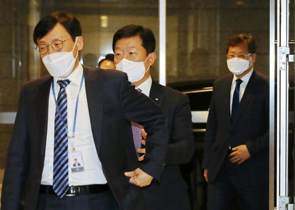 이호승 청와대 정책실장(왼쪽)이 최태원 대한상의 회장과의 면담을 위해 대한상의 건물로 들어가는 모습. ⓒ 연합뉴스