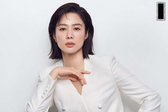 엔터니티가 25년차 배우 김현주를 첫 전속모델로 선정했다. ⓒ 엔터니티
