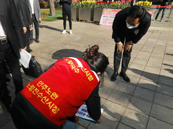 오세훈 서울시장이 출근하면서 노량진 수산시장 상인이 읍소하는 모습. ⓒ 연합뉴스