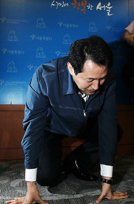 2011년 8월 오세훈 시장이 무상급식으로 무릎을 꿇은 사진. ⓒ 연합뉴스