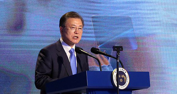 문재인 대통령이 지난 3월31일 제48회 상공의 날 기념식에 참석해 최태원 신임 대한상의 회장의 취임을 축하하고, 기업과 상의의 새로운 역할을 당부했다. ⓒ 연합뉴스
