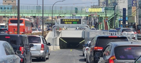 서울제물포터널(신월여의지하도로) 정식 개통에 앞서 스마트톨링 시스템 테스트를 위해 차량들이 정렬해있다. ⓒ 에스트래픽