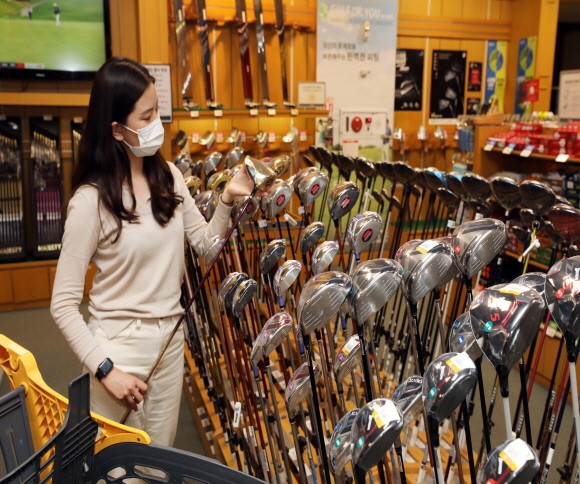 이마트가 오는 22일부터 5월9일까지 약 18일간 연중 최대 할인 프로모션과 이색 마케팅을 포함한 '봄 골프대전' 행사를 진행한다. © 이마트